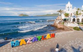 LOFT PLAYAS B , a unos pasos del malecon, zona dorada y letras